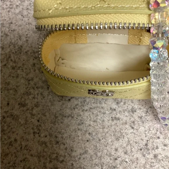 Air pod case. - Picture 5 of 6